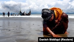 Iscrpljena izbeglica dotiče tlo Bangladeša nakon što je uspela da dođe do obale, arhivska fotografija