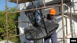 Демонтаж бюсту генерала Червоної Армії Івана Черняковського. Пененжно, вересень 2015 року