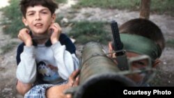 В последнее время все больше молодых людей из Паекиси через Турцию перебираются в Сирию, где пополняют ряды экстремисткой организации «Исламское государство». Обратно живым еще никто не возвращался