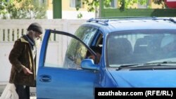 Человек, просящий подаяние. Ашхабад (архивное фото)  