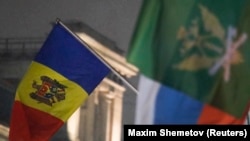 Прапор Молдови на будівлі посольства цієї країни в Москві