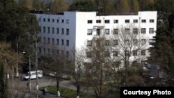 Скандал, связанный с деятельностью сухумского роддома, разразился в октябре, когда младенец умер при попытке вывезти его на лечение за пределы Абхазии