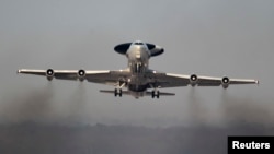 Un avion de tip AWACS îşi ia zborul spre Polinia de la baza aeriană din Geilenkirchen, Germania, 2 aprilie 2014