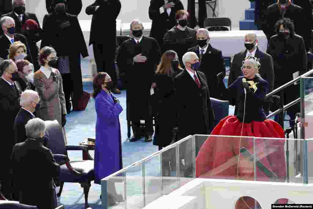 Lady Gaga duke kënduar himnin e SHBA-së gjatë ceremonisë së inaugurimit.&nbsp;