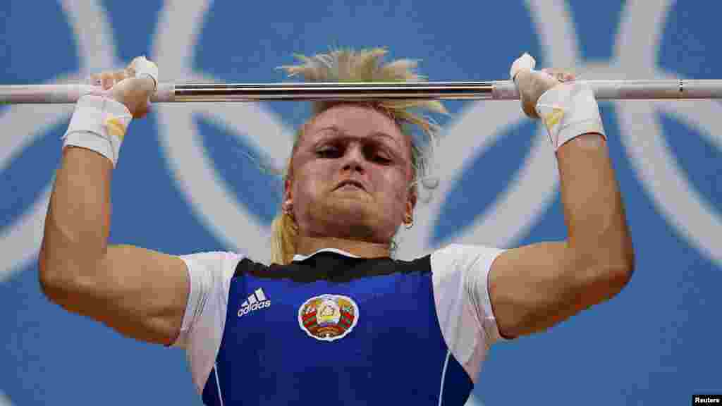 Beloruskinja Marina &Scaron;kermankova tokom nadmetanja u podizanju tegova u grupi A u kategoriji 69 kilograma, 1. avgust 2012.