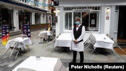 Londoni étteremnél várják a vendégeket 2020. július 5-én.