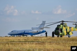 Un elicopter militar românesc lângă avionul cu care președinta Comisiei Europene, Ursula von der Leyen, a ajuns la Baza aeriană 57 Mihail Kogălniceanu, în județul Constanța, 1 septembrie 2025.