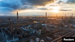 La Volgograd, ucrainenii au țintit de mai multe ori, de la începutul războiului, rafinăria companiei rusești Lukoil. 