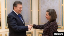 Віктор Янукович і Вікторія Нуланд під час зустрічі в Києві 6 лютого 2014 року, фото прес-служби президента України