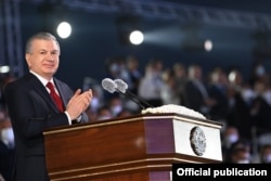 Uzbekistanski predsjednik započeo je neke reforme prije nego što se upustio u ono što mnogi analitičari kažu da je njemu mnogo poznatiji i represivniji korak.