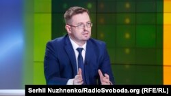 За словами Ігоря Кузіна, масового відсторонення медиків міністерство наразі не фіксує – частка відсторонених медичних працівників становить 0,2% від загальної кількості 755 тисяч