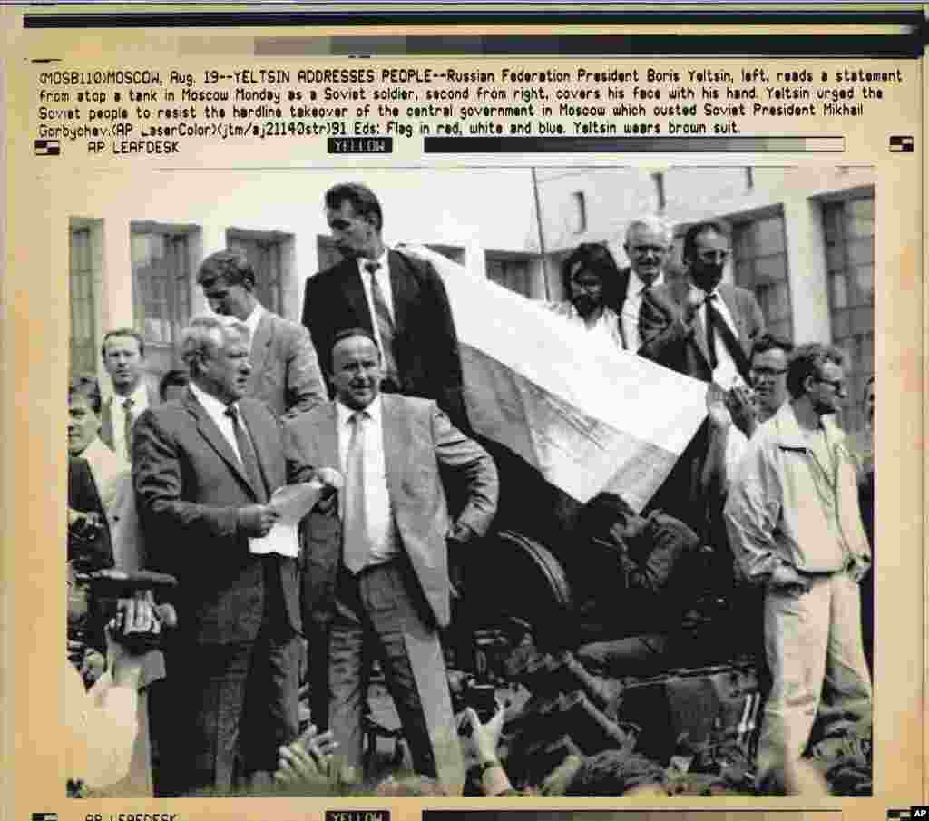 Fotografija Jeljcinovog obraćanja demonstrantima 19. avgusta sa jednog od tenkova postala je ikona otpora protiv lidera puča 