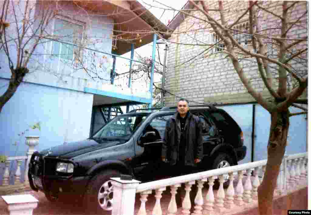 Акмухаммет Байханов в своем доме в Туркменистане