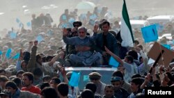 Ауғанстан президенттігіне кандидат Абдулла Абдулла (көліктің төбесінде қолын бұлғап отыр) Панджшер провинциясы тұрғындарымен кездесуге келді. Ауғанстан, 31 наурыз 2014 жыл.