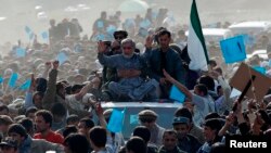 Кандидат в президенты Афганистана Абдулла Абдулла среди своих сторонников. Панджшер, 31 марта 2014 года.