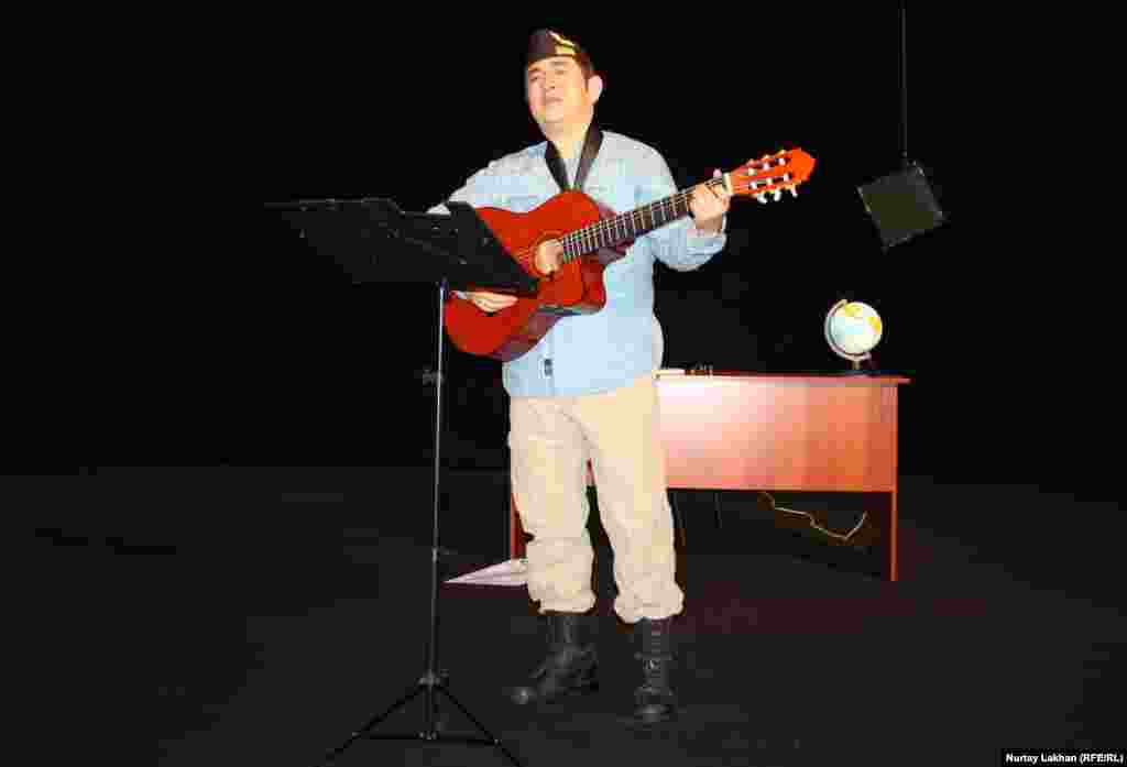 Постановку Сафуан Рысбайулы завершил исполнением песни на французском языке Fly mon âme.