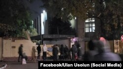 Демонстранты взламывают ворота здания Государственного комитета национальной безопасности. 