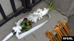 Cveće za Brusa Tatona ispred Ambasade Francuske u Beogradu, Foto: Vesna Anđić