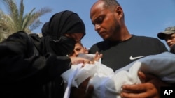 Ahmed Abu Halib dhe bashkëshortja e tij, Esraa Abu Halib, vajtojnë mbi trupin e foshnjës së tyre 5-muajshe, Zainab, e cila sipas familjes dhe spitalit, vdiq si pasojë e kequshqyerjes. Rripi i Gazës, 26 korrik 2025.