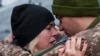Ukrajinski vojnik se oprašta od svoje supruge koja ga je posetila tokom kratke pauze na prvoj liniji fronta, usred ruskog napada na Ukrajinu, na železničkoj stanici u Kramatorsku, Ukrajina, 14. februara 2024.
