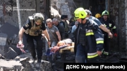 Рятувальні роботи після російського удару по Дніпру. 24 червня 2025 року