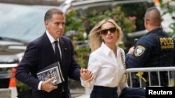 هانتر بایدن و همسرش ملیسا در محوطۀ دادگاه فدرال، ۶ ژوئن ۲۰۲۴