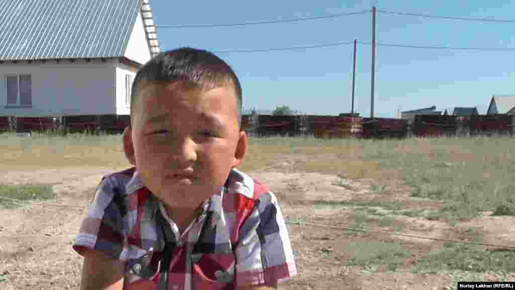 Нурсултан &ndash; единственный ребенок в семье. Мальчик говорит, что, когда у него появляется свободное время, он старается пойти в дом бабушки.&nbsp;