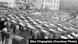 1990 წელს არქეოლოგიური გათხრების შედეგად, ქალაქის ცენტრალურ მოედანზე 1921 წელს ბათუმისათვის ბრძოლებში დაღუპული 50 მეომრის ნეშტი აღმოაჩინეს.