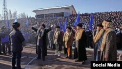 Талапкер Садыр Жапаровдун Караколдогу эл менен жолугушуусунда тартылган сүрөт. 