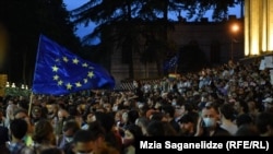 Активісти ЛГБТ-спільноти в Грузії напередодні скасували запланований  прайд-марш після того, як опоненти напали на активістів і журналістів, а влада і церква виступили проти заходу