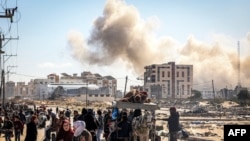 Bombázás elől menekülő palesztinok Hán Júniszban, a Gázai övezet második legnagyobb városában, ahol a háború kezdeti szakaszában rengetegen kerestek menedéket. 2024. január 30.