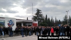 Radnici ispred ulaza u Aluminj uoči odluke o ponudi Abraham grupe