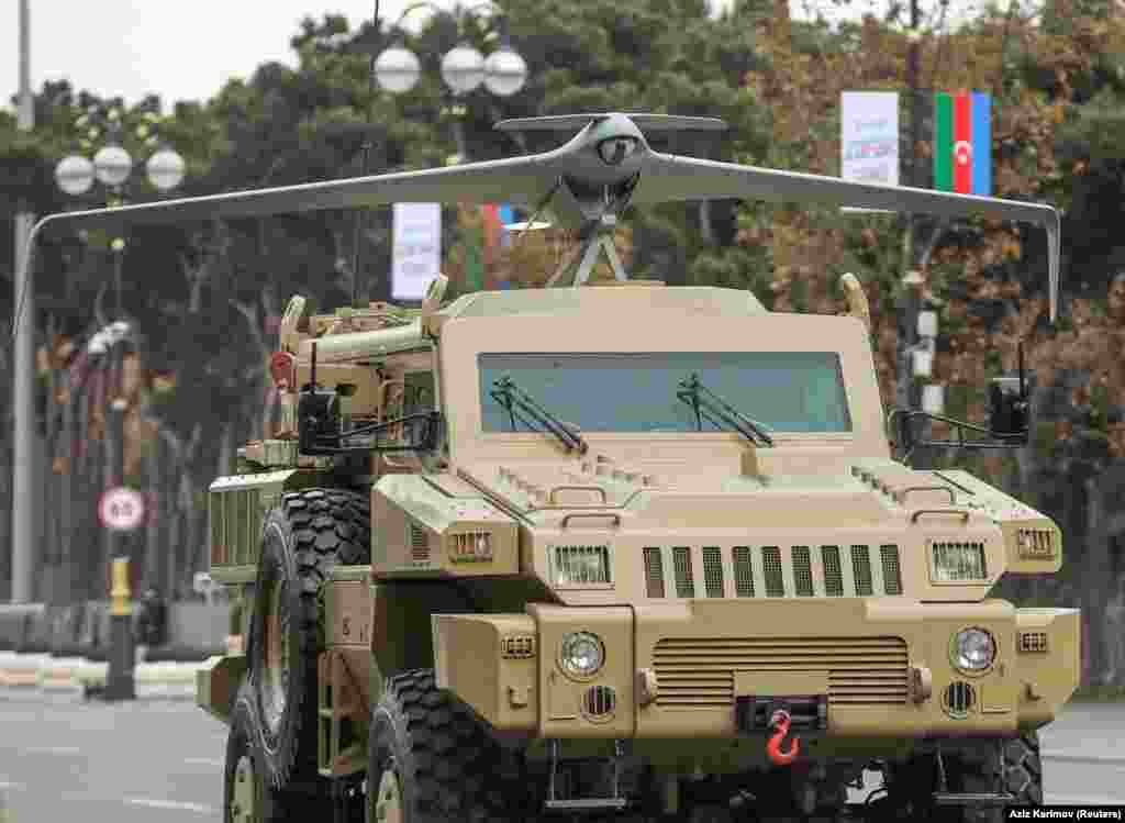 За време на парадата, покажано оклопното возило на азербејџанската армија со монтирани беспилотни летала (УАВ)
