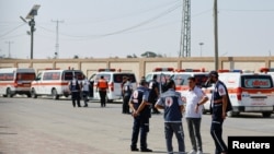 Медичні працівники чекають, щоб прийняти палестинців, які отримають лікування в єгипетській лікарні, на прикордонному переході Рафах, 1 листопада 2023 року 