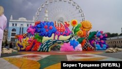 Інсталяція за мотивами картин Марії Примаченко. Поділ, Київ, вересень 2025 року