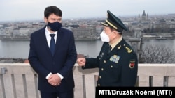 Áder János köztársasági elnök (j) fogadja Vej Feng-ho kínai nemzetvédelmi minisztert a Sándor-palotában 2021. március 24-én.