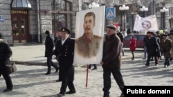 Учасники мітингу на честь Дня захисників Вітчизни несуть портрет Сталіна, Харків, 23 лютого 2013 року (фото: http://kharkov.comments.ua)