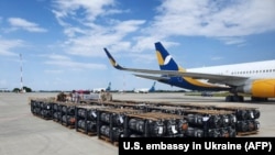 Вивантаження чергової порції американської військової допомоги Україні на летовищі в Києві минулого року 