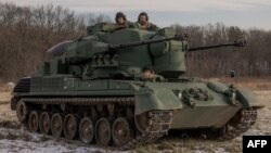 Українські військові в німецькій зенітній установці Gepard, який використовується для знищення російських безпілотників, фото ілюстративне