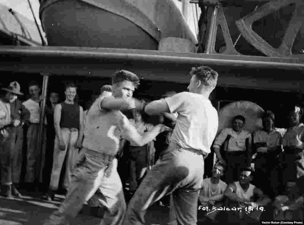 Члены команды корабля "Шеридан"