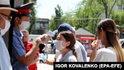 Бишкектеги соода борборунун бирине келгендерди текшерүү учуру. 26-май, 2020-жыл.