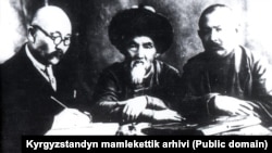 Ыбырайым Абдыракманов, Тоголок Молдо, Саякбай Каралаев (солдон оңго). 1930-жж.