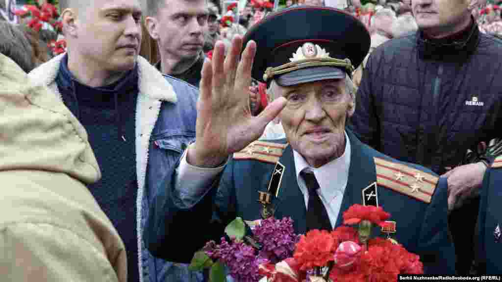 А ветерани квіти поклали