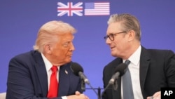 Прем’єр-міністр Великої Британії Кір Стармер (п) спілкується з президентом США Дональдом Трампом, 18 вересня 2025 року