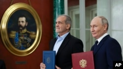 Президент Росії Володимир Путін (праворуч) та президент Ірану Масуд Пезешкіян підписали договір про поглиблене партнерство між країнами. Москва, Росія, 17 січня 2025 року.
