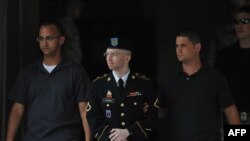 ბრედლი მენინგი (შუაში)