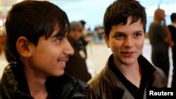 Фавад Мухаммади (солдо) менен Жаванмард Паиз Лос-Анжелестеги аэропортто, 20-февраль, 2013