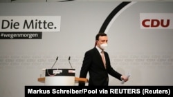 Generalni sekretar Hrišćanske demokratske unije (CDU) Paul Zemiak napušta govornicu nakon obraćanja povodom rezultata u dvije pokrajine u Njemačkoj, Berlin, 14. mart 2021. 