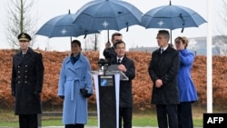 Перед штаб-квартирою оркестр зіграв гімни Швеції та НАТО, на урочистій церемонії виступили прем'єр-міністр Швеції Ульф Крістерссон та генеральний секретар НАТО Єнс Столтенберг. Була присутня також кронпринцеса Швеції Вікторія