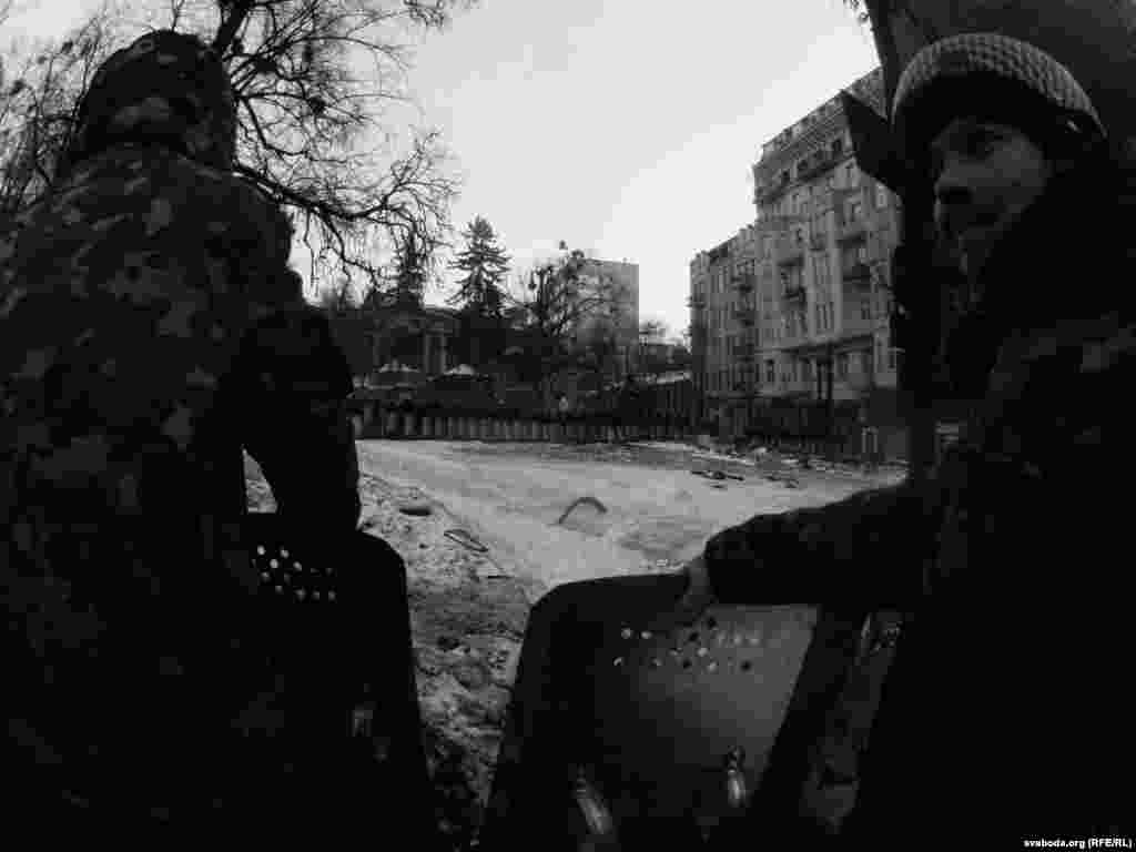 Protestuesit mbajnë mburojat e marra nga forcat speciale.&nbsp;